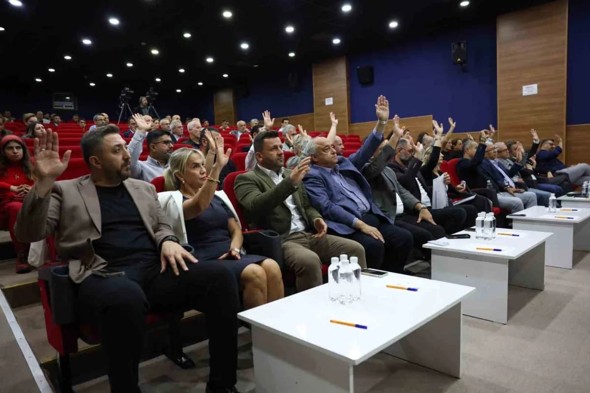 Aliağa Belediye Meclisi’nin Ekim Ayı Olağan Toplantısı’nda, İzmir Büyükşehir Belediye Başkanı Cemil Tugay’ın AK Parti’ye