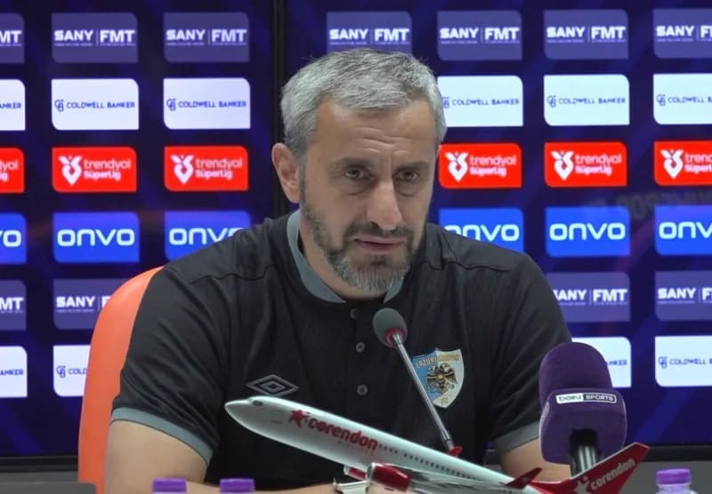 Erzurumspor Teknik Direktörü Serkan Özbalta basın toplantısında açıklama yapıyor