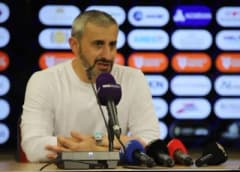 Erzurumspor Teknik Direktörü Serkan Özbalta basın toplantısında açıklama yapıyor