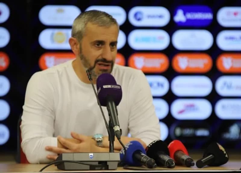 Erzurumspor Teknik Direktörü Serkan Özbalta basın toplantısında açıklama yapıyor