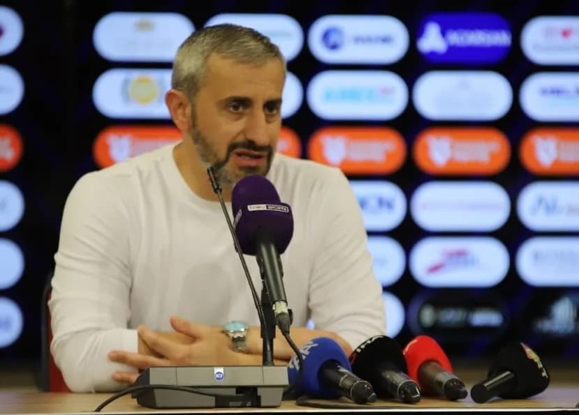 Erzurumspor Teknik Direktörü Serkan Özbalta basın toplantısında açıklama yapıyor