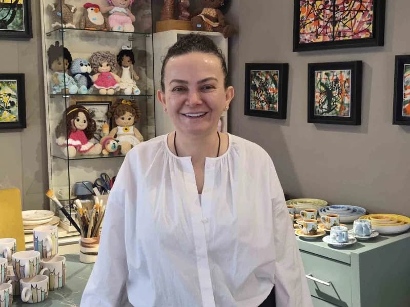 Eskişehir'de yaşayan Alina Öznür, atölyesinde seramikten yaptığı ürünlerin tasarımlarınıda yaparak baştan oluşturuyor. İ