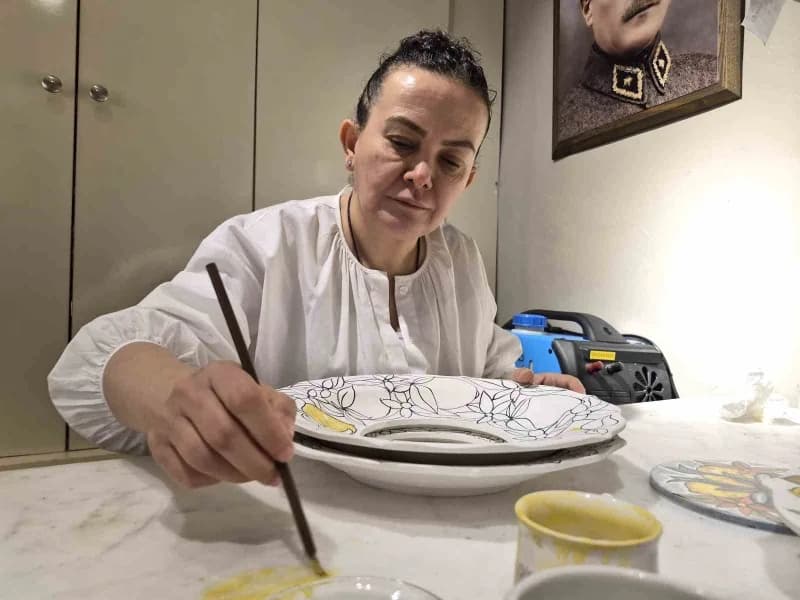 Eskişehir'de yaşayan Alina Öznür, atölyesinde seramikten yaptığı ürünlerin tasarımlarınıda yaparak baştan oluşturuyor. İ
