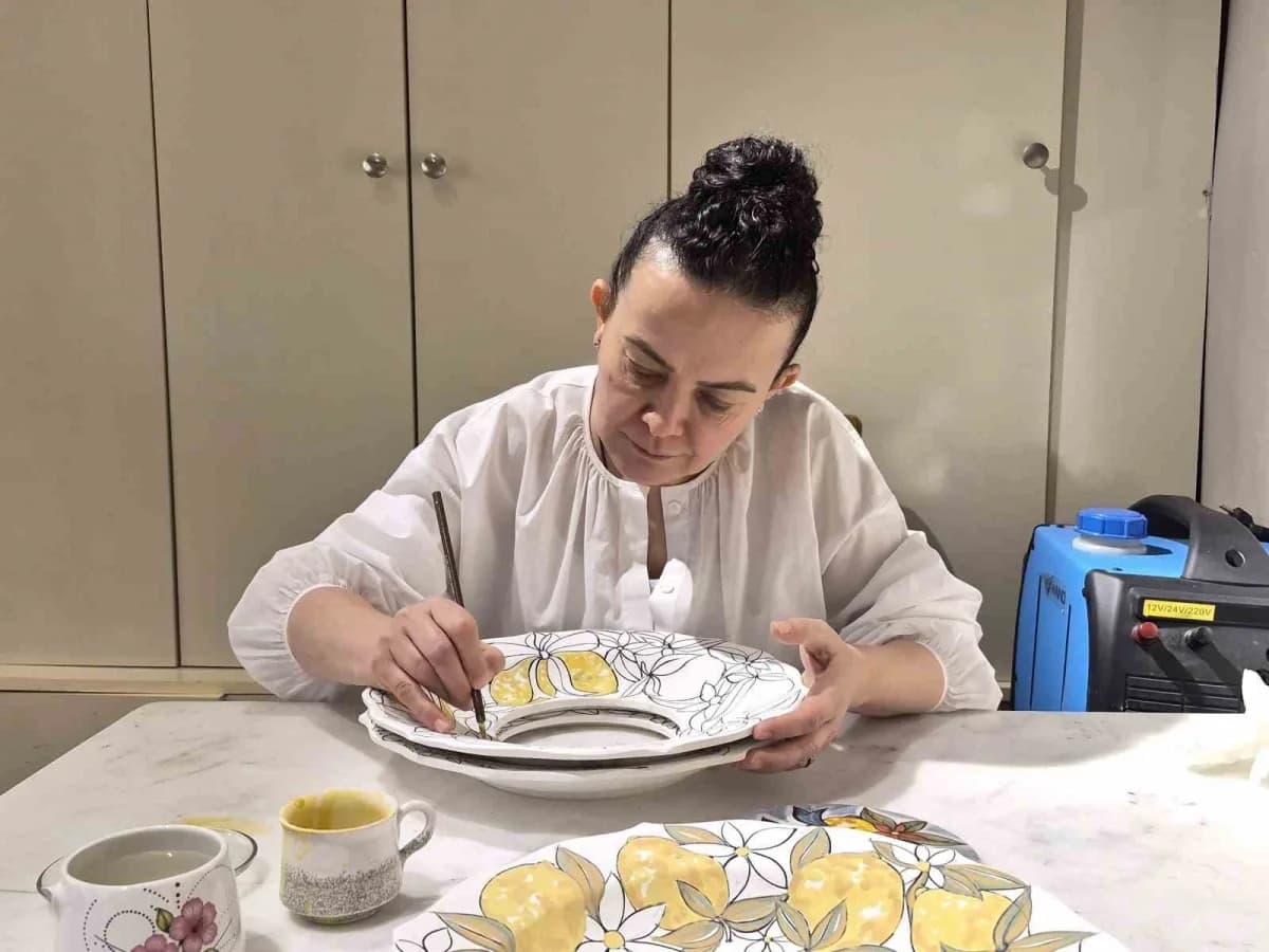 Eskişehir'de yaşayan Alina Öznür, atölyesinde seramikten yaptığı ürünlerin tasarımlarınıda yaparak baştan oluşturuyor. İ