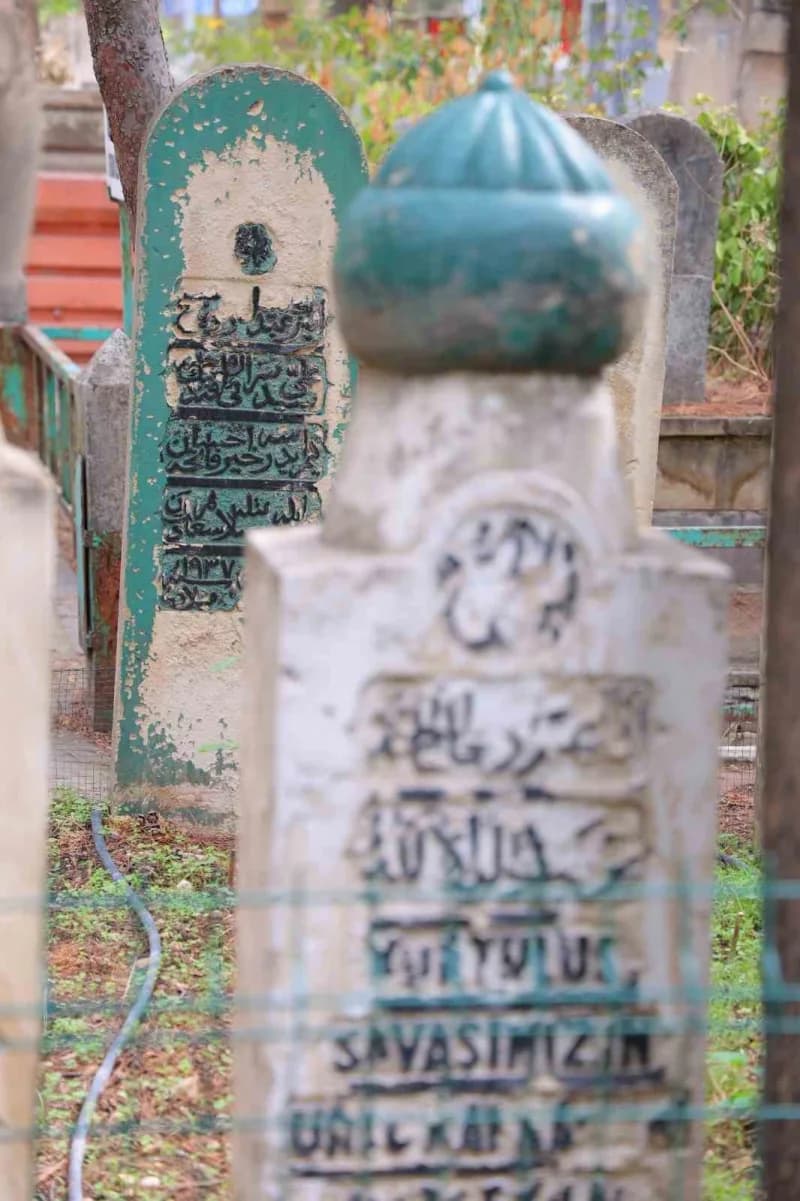 Maraş Milli Mücadele dönemi kahramanlarından Şeyh Ali Sezai efendinin arapça mezar taşı. (Arkada)