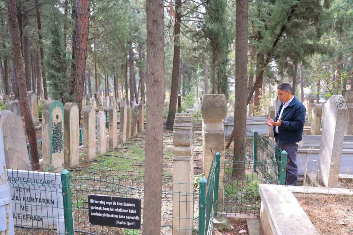 Maraş Milli Mücadele dönemi kahramanlarından Şeyh Ali Sezai efendinin arapça mezar taşı nedeniyle cezaevine atıldığı yön