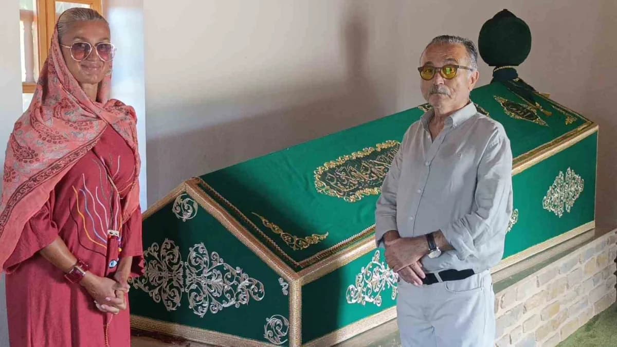 Tuğba Özay da türbeyi ziyaret etti