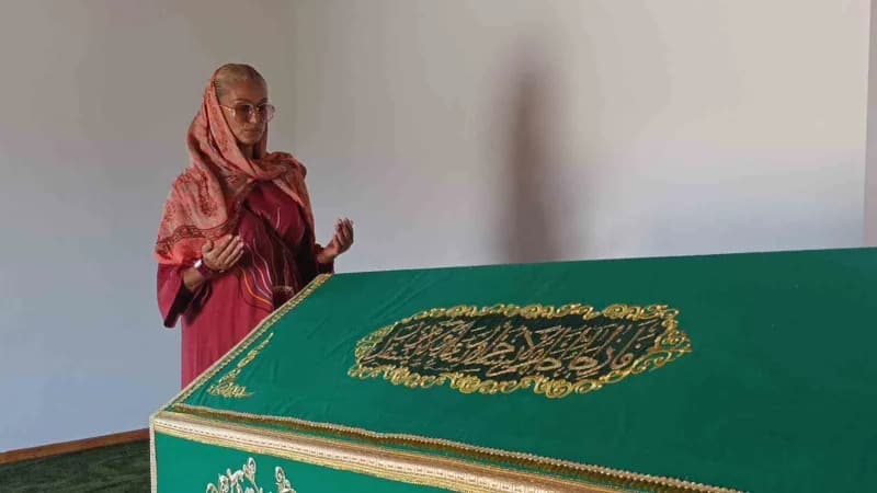 Tuğba Özay da türbeyi ziyaret etti