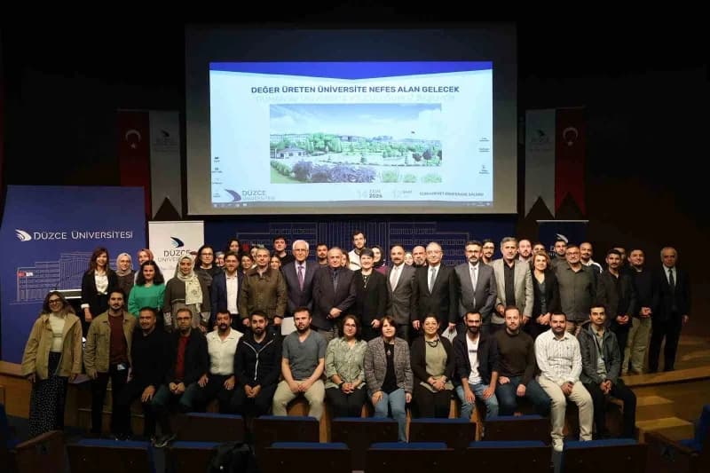 Düzce Üniversitesi’nde düzenlenen dumansız kampüs programından katılımcılar ve konuşmacılar