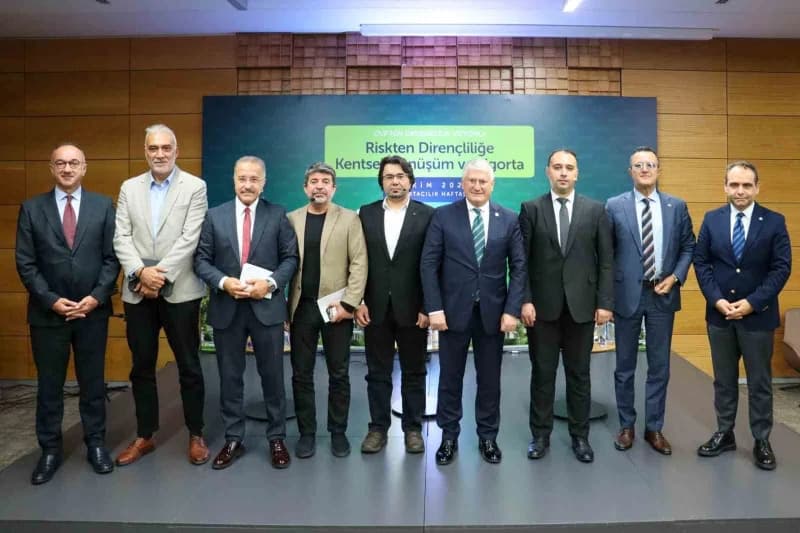 Sigorta Haftası kapsamında düzenlenen panelde konuşmacılar kentsel dönüşüm ve sigorta modellerini tartışıyor