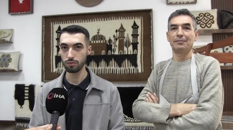 Babasının yanında küçük yaşlarda meslekle tanışan 2000 doğumlu Taha Evin (Solda) ise zamanla kendini