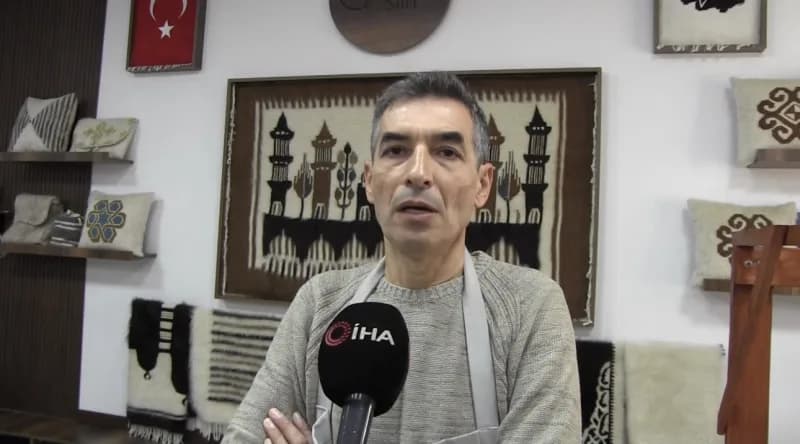 Atölyeye gelen tiftiğin çıkrık yardımıyla masuralara sarılarak dokumaya hazır hale getirildiğini bel