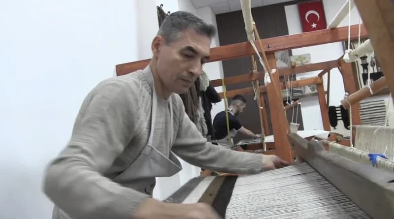 Siirt Olgunlaşma Enstitüsünde tiftiğin dokunmasıyla hazırlanan geleneksel Siirt battaniyesi
