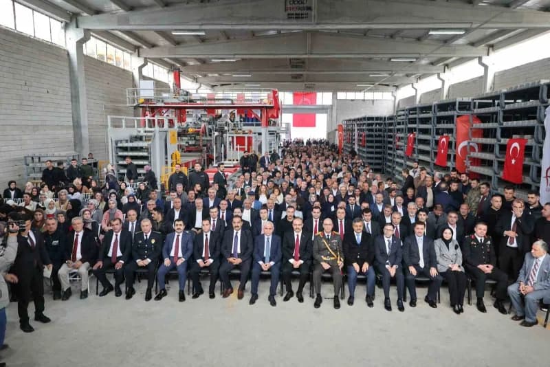 Siirt’te Cumhuriyetin 103’üncü kuruluş yıl dönümü büyük bir coşku ve gururla kutlanırken, kentin gel