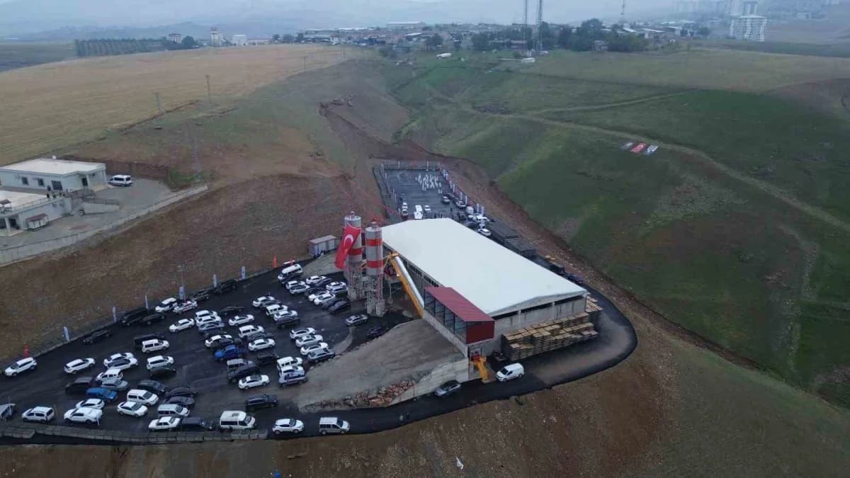 Siirt’te Cumhuriyetin 103’üncü yılı kutlamalarında açılan Kilitli Parke Taşı Üretim ve Beton