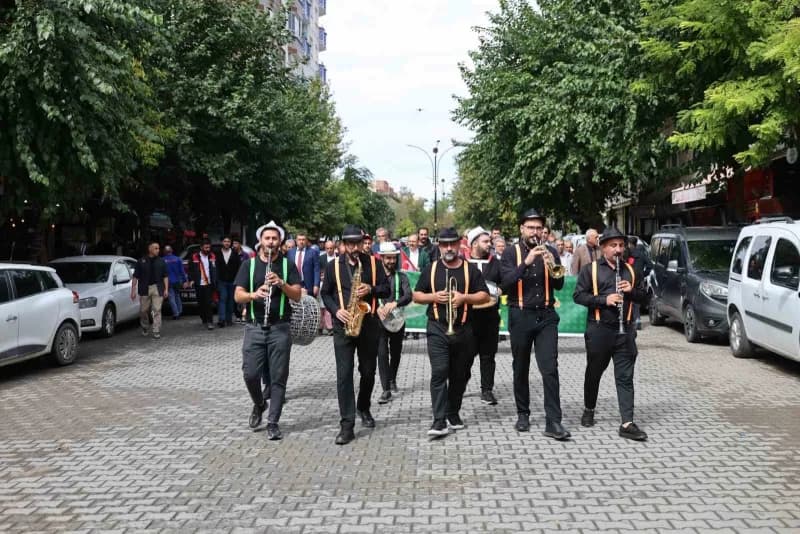 Festival, bando eşliğinde gerçekleştirilen kortej yürüyüşüyle devam etti