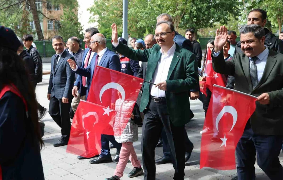 Festival, bando eşliğinde gerçekleştirilen kortej yürüyüşüyle devam etti