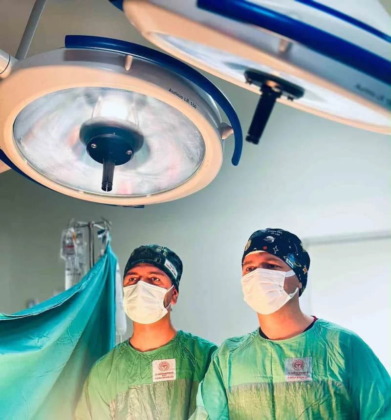 Siirt Eğitim ve Araştırma Hastanesi Göğüs Cerrahisi Uzmanları Op. Dr. İslam Aktürk ve Op. Dr. Alper Süer, kentte ilk kez