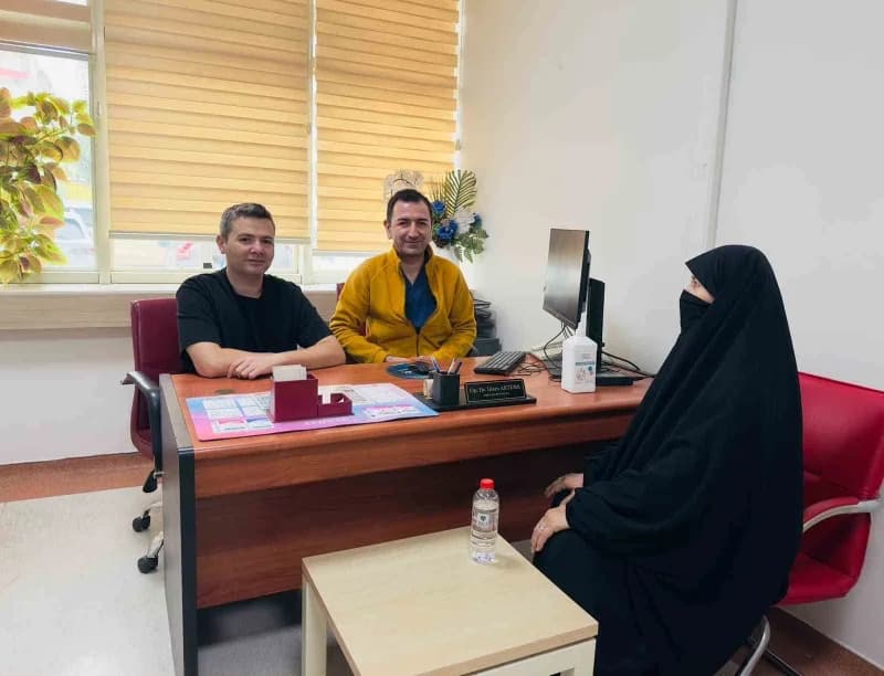 Siirt Eğitim ve Araştırma Hastanesi Göğüs Cerrahisi Uzmanları Op. Dr. İslam Aktürk (Ortada) ve Op. Dr. Alper Süer (Solda