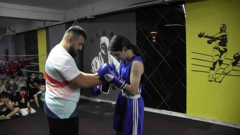 Üst Minikler Kadınlar Türkiye Şampiyonası’nda Üst üste şampiyonluk elde eden 12 yaşındaki Siirtli boksör Hiranur Yıldız,
