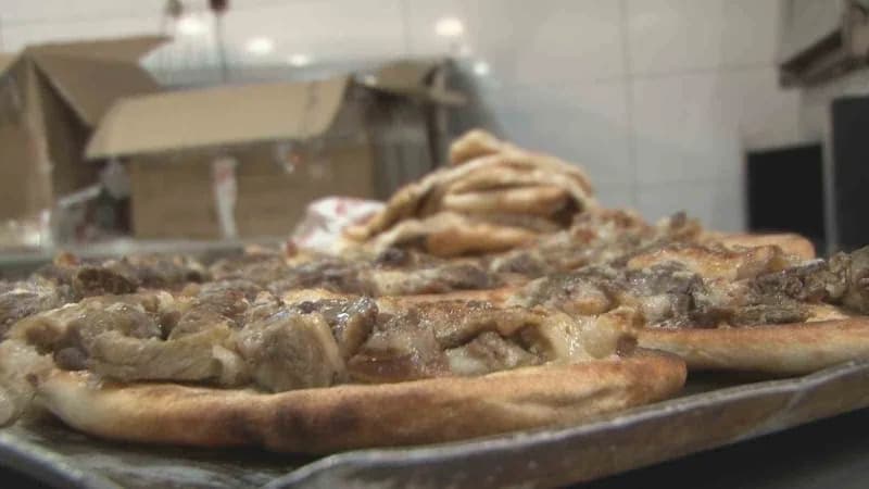 Ankara'da Siirtliler tarafından düzenlenen etkinlikte büryan kebabı ikramı yapılıyor