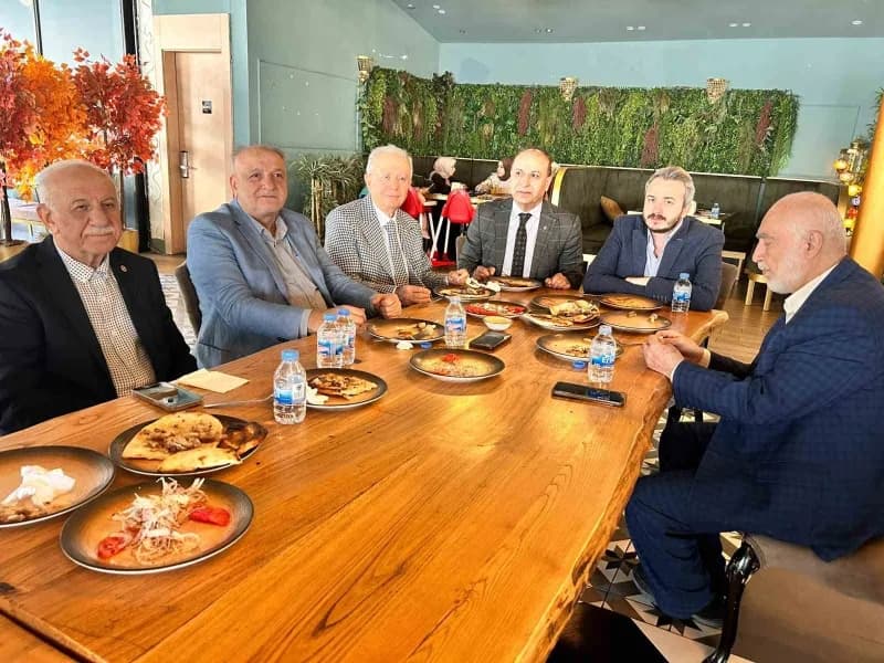 Ankara’da yaşayan Siirtli vatandaşlar, memleketlerinin geleneksel lezzeti büryan kebabını tatmak için bir araya geldi