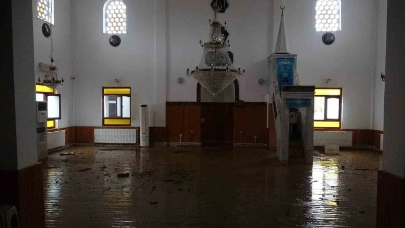 Şile'de taşan dere cami ve villaları su altında bıraktı