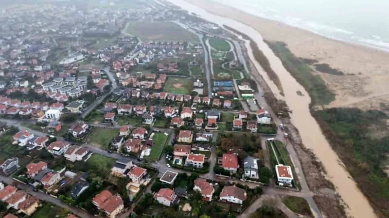 Şile’de taşan dere nedeniyle su altında kalan Şirin Pehlivan Çeşme Camii ve çevresindeki villalar