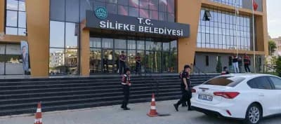 Silifke Belediyesi önünde polis ekipleri ve araçlarıyla yapılan operasyon görüntüsü