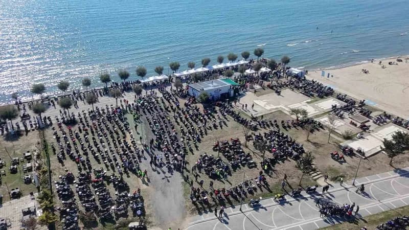 İstanbul Silivri’de bir araya gelen yaklaşık bin motosikletli, kazalarda hayatını kaybeden arkadaşlarını anmak için sürü