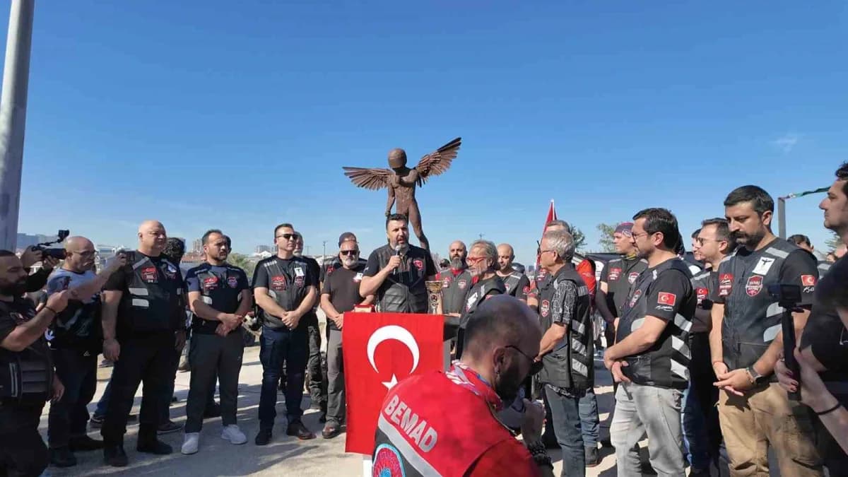 İstanbul Silivri’de bir araya gelen yaklaşık bin motosikletli, kazalarda hayatını kaybeden arkadaşlarını anmak için sürü