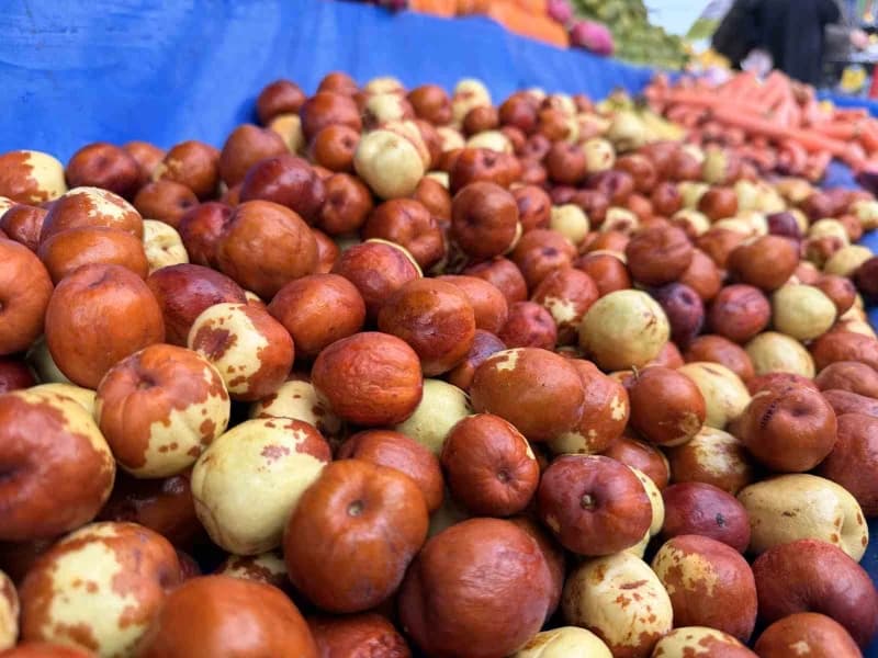 Kütahya'nın Simav ilçesinde yetiştirilen hünnap, pazar tezgâhlarında yerini aldı. Kalitesi ve aromasıyla dikkat çeken Si