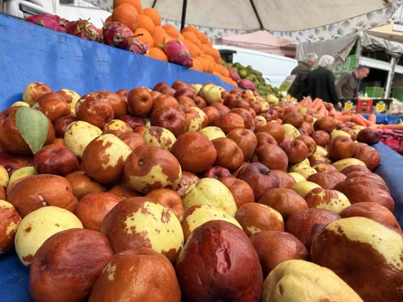 Kütahya'nın Simav ilçesinde yetiştirilen hünnap, pazar tezgâhlarında yerini aldı. Kalitesi ve aromasıyla dikkat çeken Si