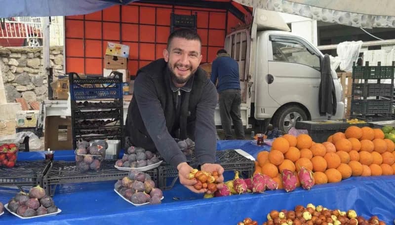 Kütahya Simav’da yetişen hünnap meyveleri pazar tezgahında sergileniyor