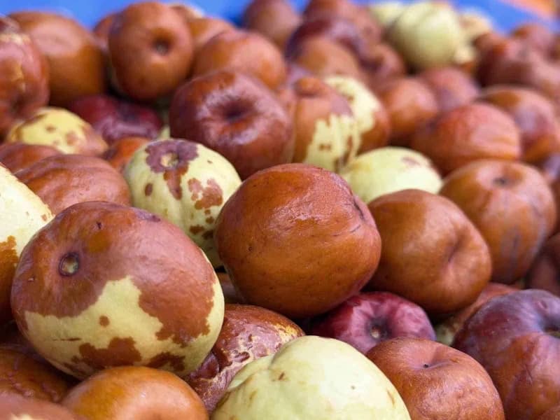 Kütahya'nın Simav ilçesinde yetiştirilen hünnap, pazar tezgâhlarında yerini aldı. Kalitesi ve aromasıyla dikkat çeken Si