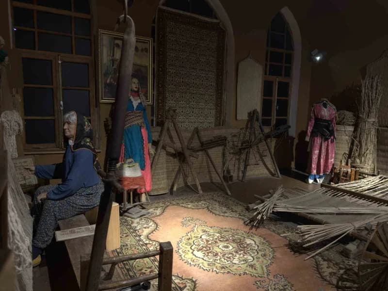 Kütahya'nın Simav ilçesinde bulunan Simav Belediyesi Kent Müzesi, tarihi binası ve geçmişten günümüze uzanan eserleriyle