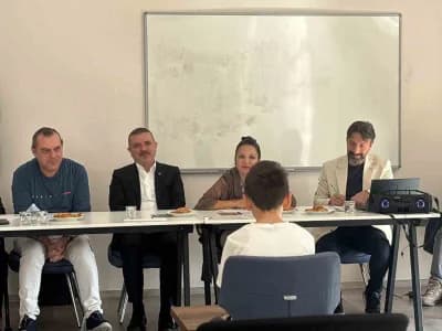 Sincan Belediyesi Türk Müziği Çocuk Korosu yetenek sınavına katılan çocuklar ve Sincan Belediye Başkanı Murat Ercan