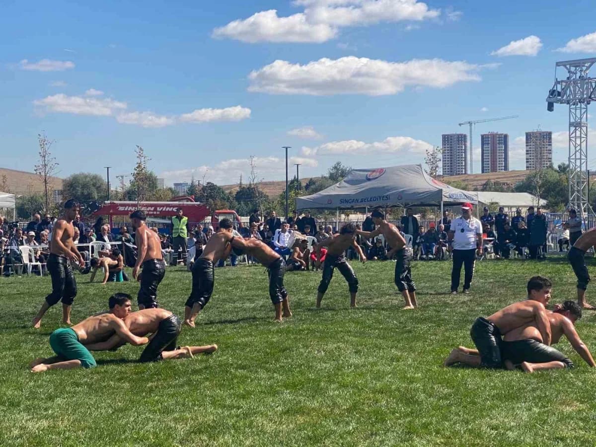 Sincan Yağlı Güreş Festivali’nde er meydanında mücadele eden pehlivanlar