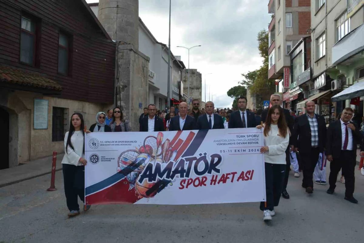 Sinop’ta 5-11 Ekim Amatör Spor Haftası etkinlikleri kapsamında kortej yürüyüşü ve çelenk sunma töreni gerçekleştirildi.