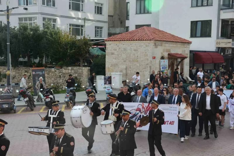 Sinop’ta 5-11 Ekim Amatör Spor Haftası etkinlikleri kapsamında kortej yürüyüşü ve çelenk sunma töreni gerçekleştirildi.