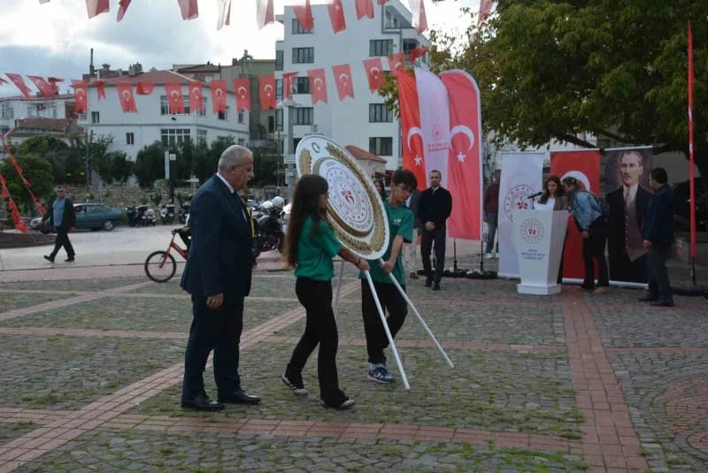 Sinop’ta 5-11 Ekim Amatör Spor Haftası etkinlikleri kapsamında kortej yürüyüşü ve çelenk sunma töreni gerçekleştirildi.