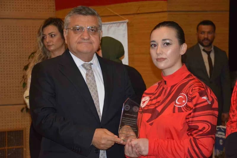 Sinop’ta Amatör Spor Haftası kapsamında düzenlenen "Sporun Enleri Ödül Töreni"nde, ulusal ve uluslararası müsabakalarda