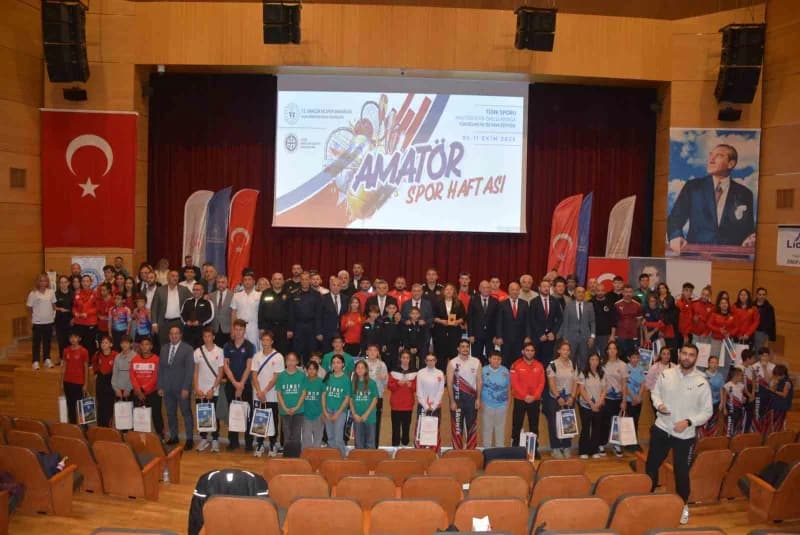 Sinop’ta Amatör Spor Haftası kapsamında düzenlenen "Sporun Enleri Ödül Töreni"nde, ulusal ve uluslararası müsabakalarda