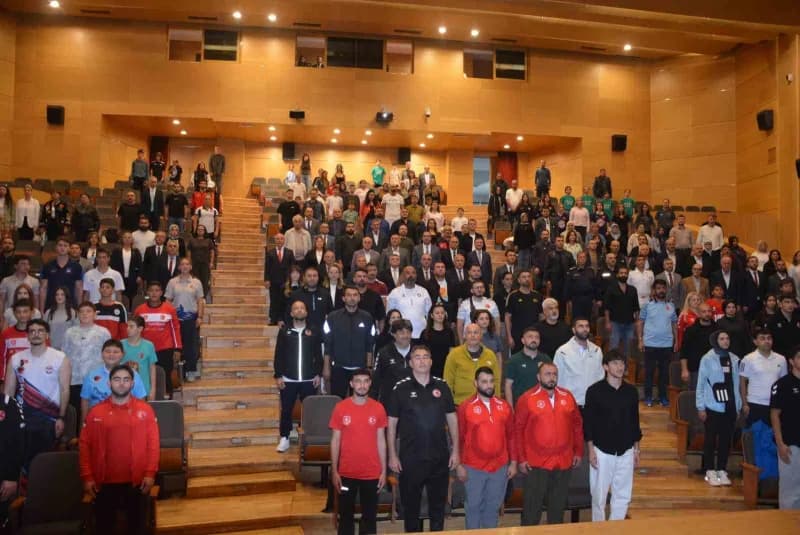 Sinop’ta amatör spor haftasında ödül töreni sırasında sporcular ve antrenörler protokol üyeleriyle birlikte