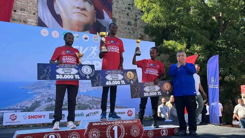 Sinop’ta ilk kez düzenlenen SEV Sinop Yarı Maratonu’nda sporcular, 21 ve 10 kilometrelik parkurlarda mücadele etti.