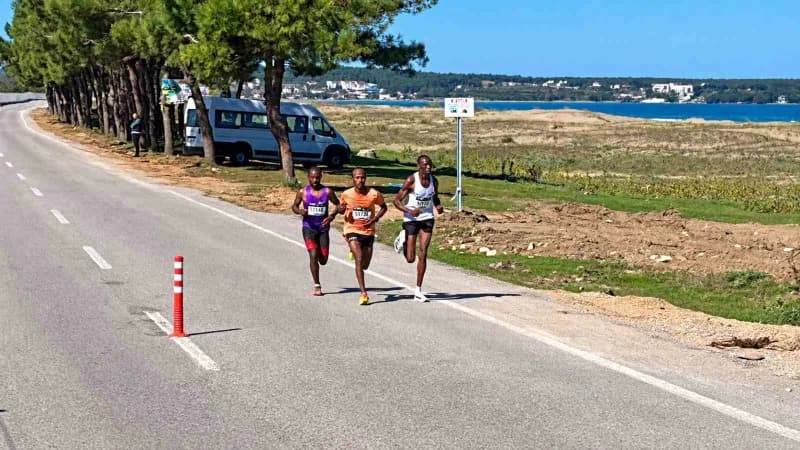 Sinop’ta düzenlenen SEV Yarı Maratonu’nda sporcular koşarken kalabalık izleyici topluluğu