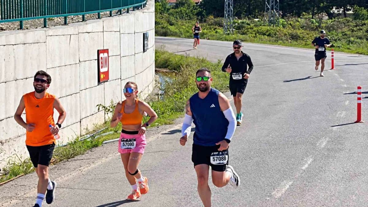 Sinop’ta ilk kez düzenlenen SEV Sinop Yarı Maratonu’nda sporcular, 21 ve 10 kilometrelik parkurlarda mücadele etti.