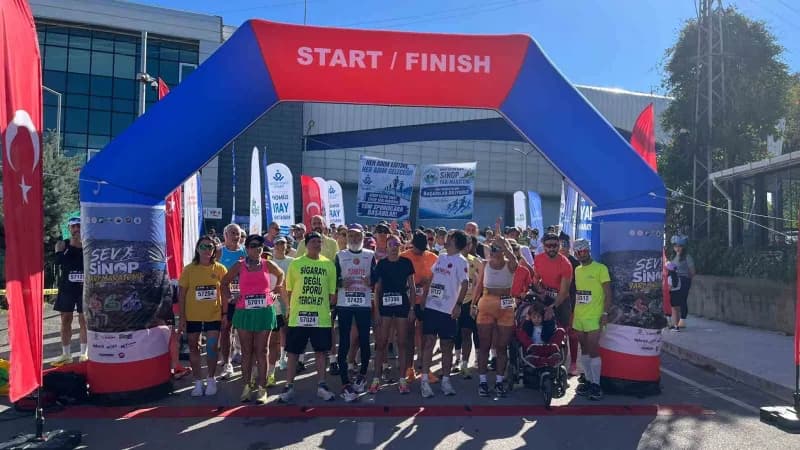 Sinop’ta ilk kez düzenlenen SEV Sinop Yarı Maratonu’nda sporcular, 21 ve 10 kilometrelik parkurlarda mücadele etti.