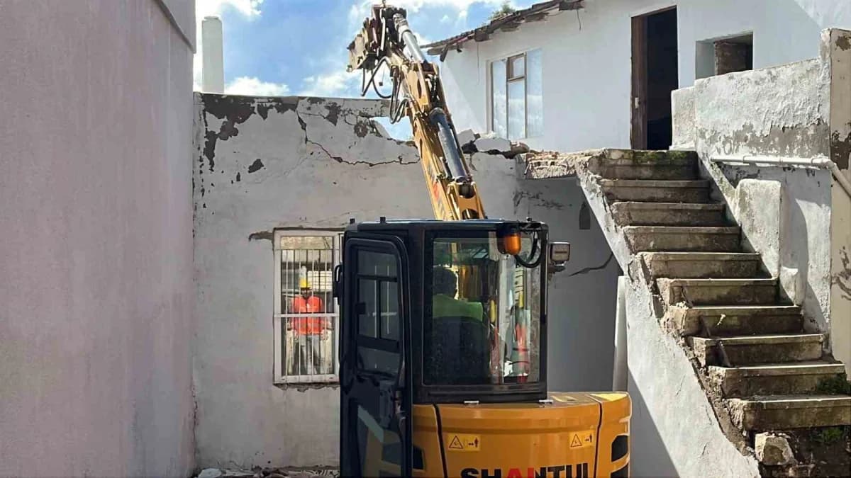 Sinop'ta tarihi kale surları çevresinde kalekondu yıkım çalışmaları devam ediyor