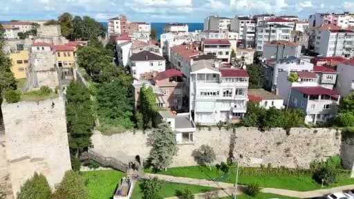 Sinop'ta tarihi kale surları çevresinde kalekondu yıkım çalışmaları sırasında yıkılan yapılar